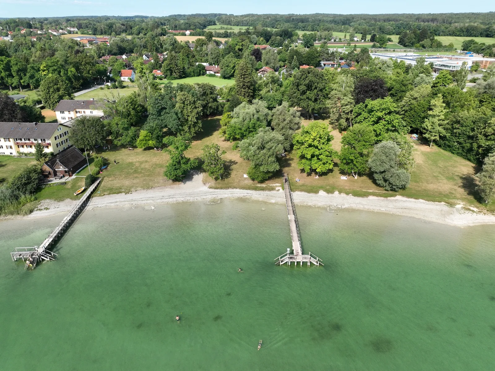 Badestege und Liegewiese des Strandbads St. Alban am Ammersee
