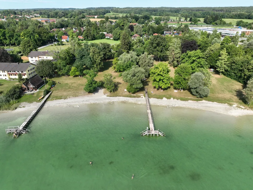 Badestege, Strand und großzügige Liegewiese am Ammersee