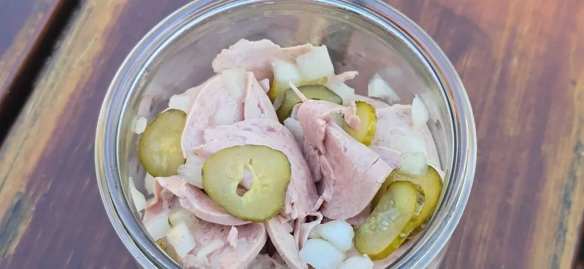 Bayerischer Wurstsalat mit Gurken und Zwiebeln im Strandbad St. Alban