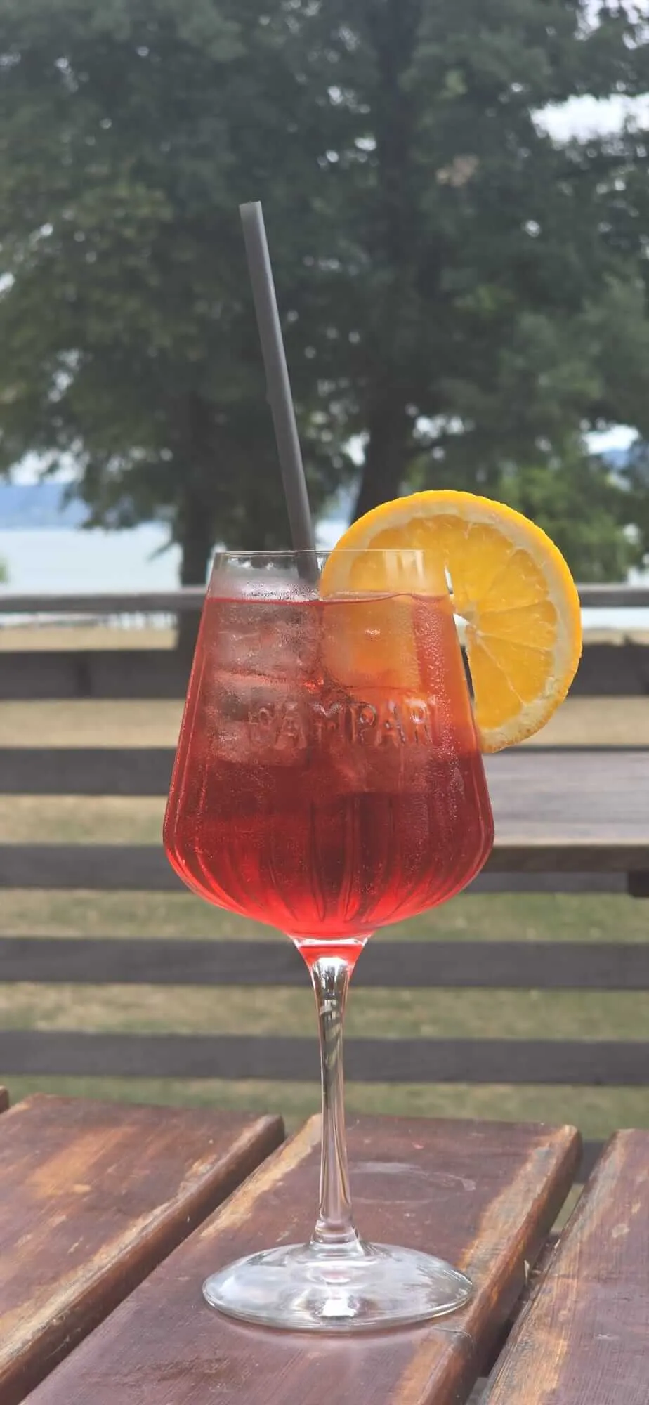 Campari Spritz mit Orangenscheibe auf der Terrasse am Ammersee