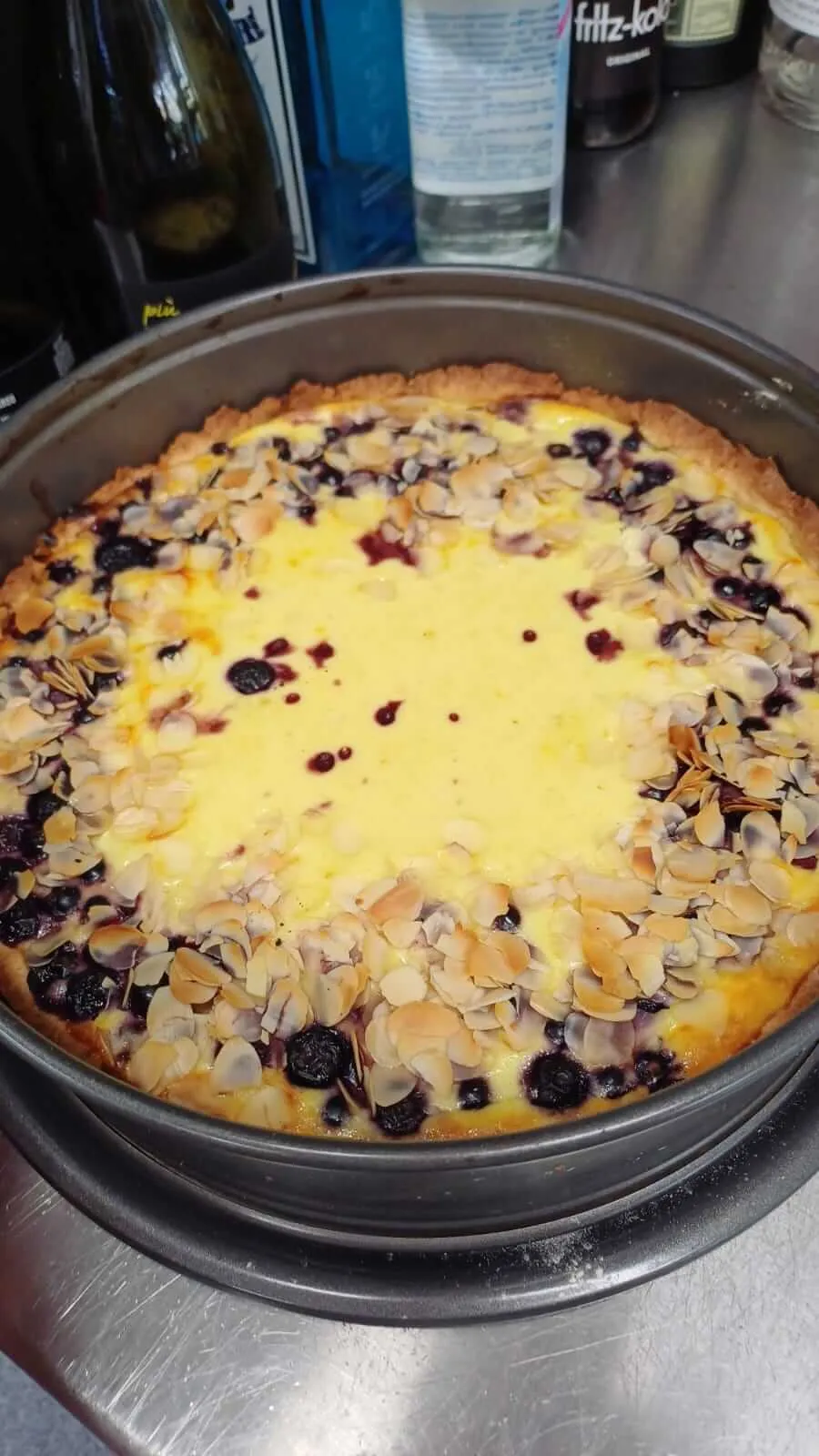 Käsekuchen mit Beeren und Mandeln von der Kuchenprinzessin