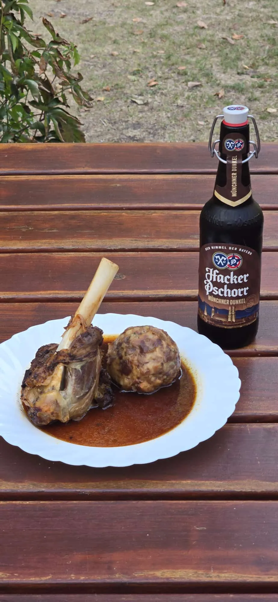 Lammhaxe mit Brezenknödel als Sonntagsspezialität im Strandbad St. Alban