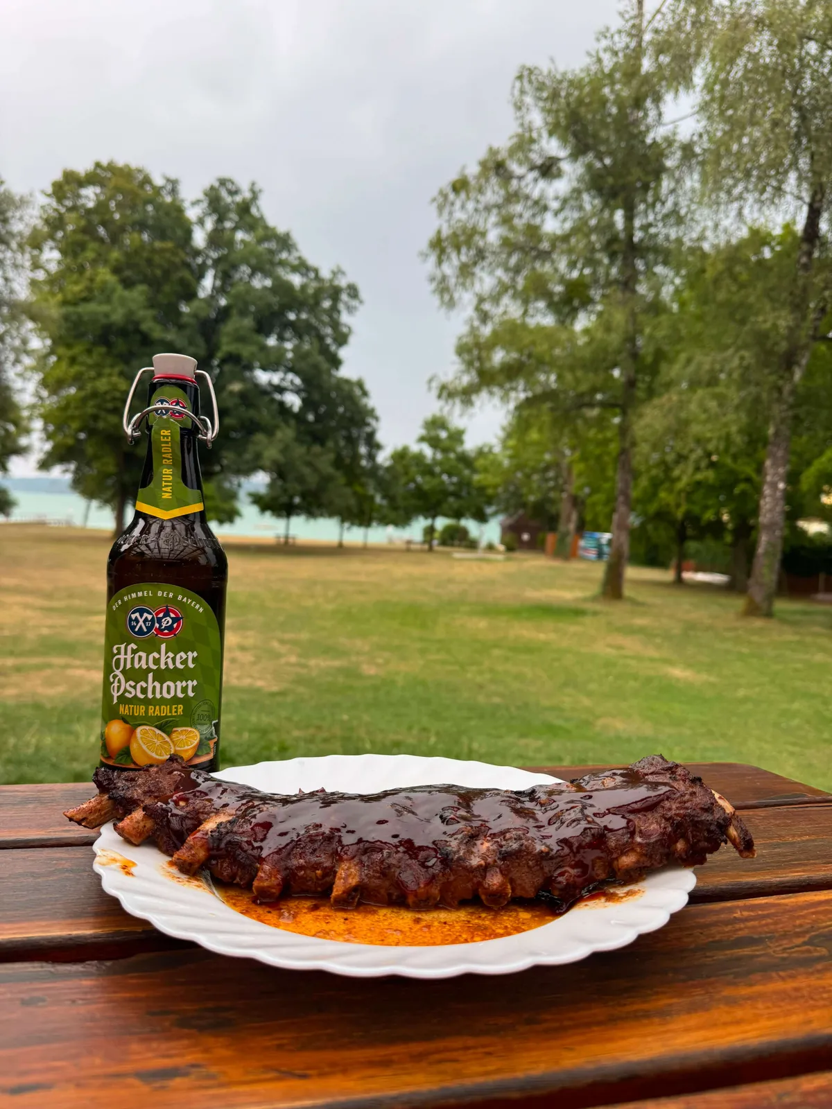 Spareribs mit Barbecuesoße und Radler auf der Terrasse des Strandbads St. Alban