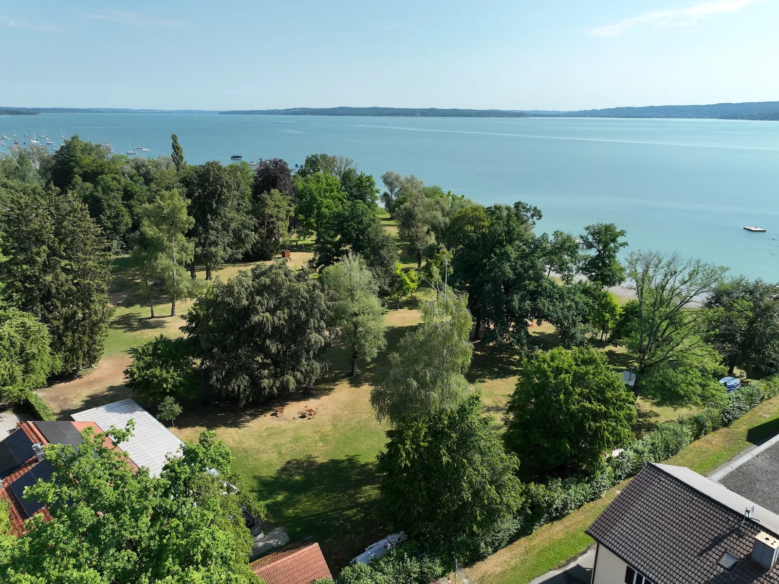 Grüne Liegewiese und weiter Blick über den Ammersee