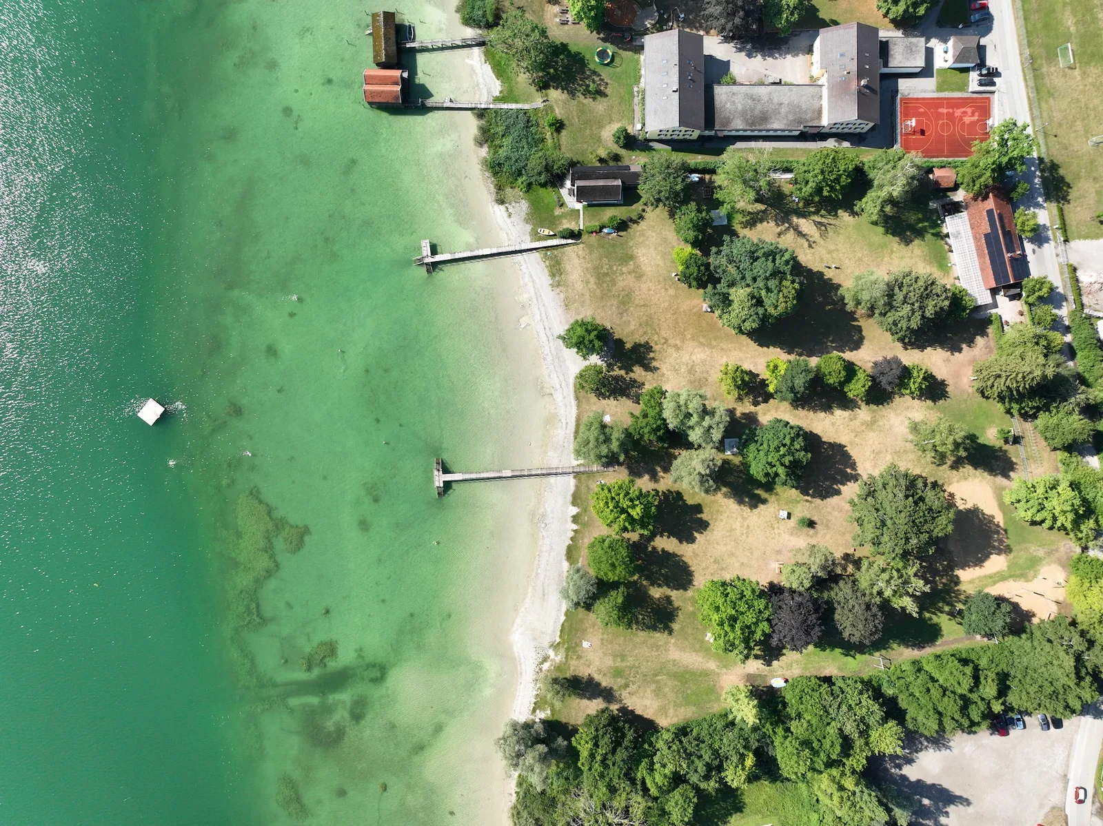Türkisgrüner Ammersee und Strandbadgelände von oben
