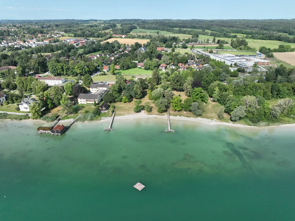 Weites Luftpanorama des Strandbads St. Alban
